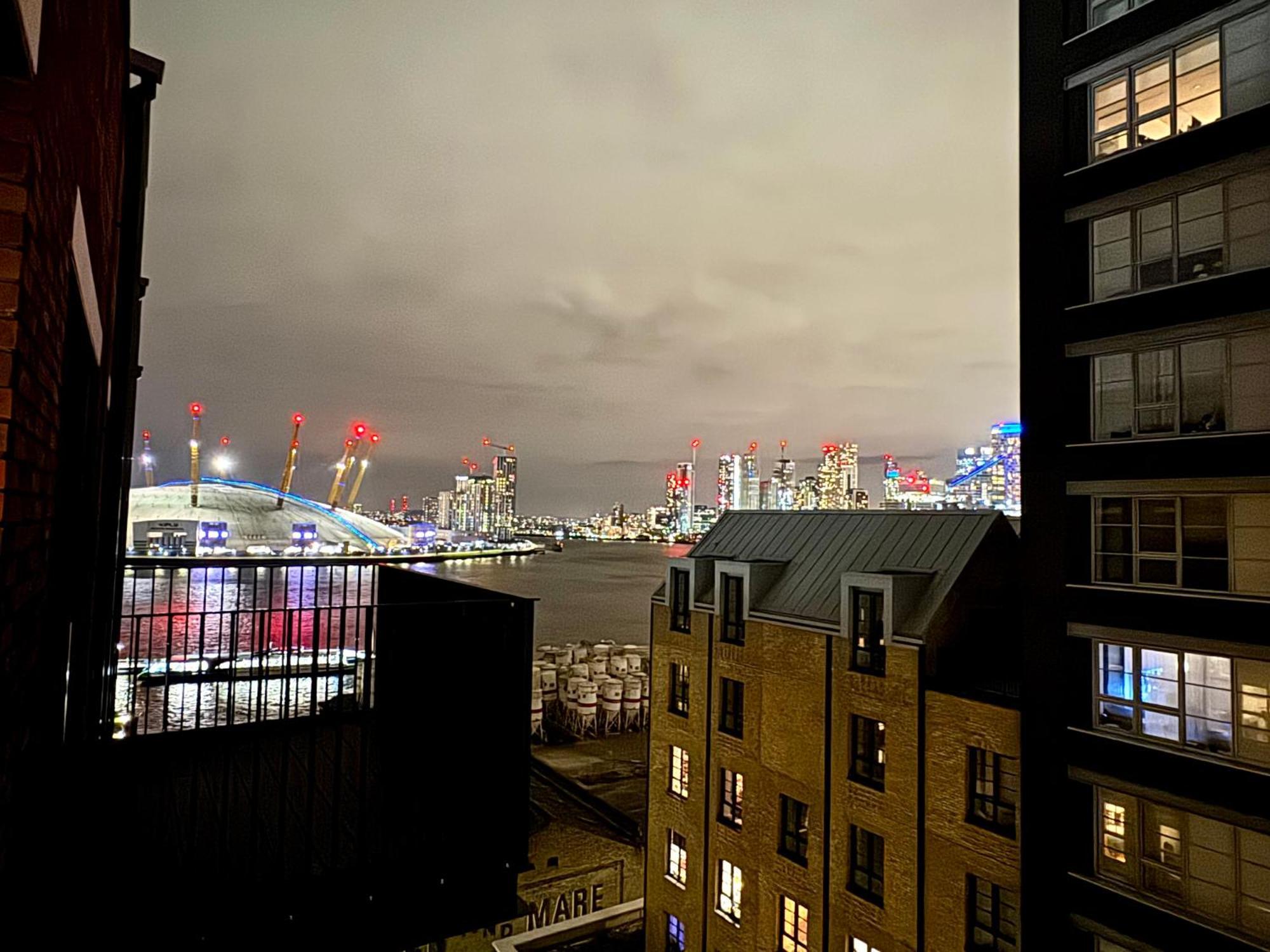 Appartamento London Luxury Flat With Balcony, River View, O2 Arena, Excel, Canary Wharf, Station Esterno foto