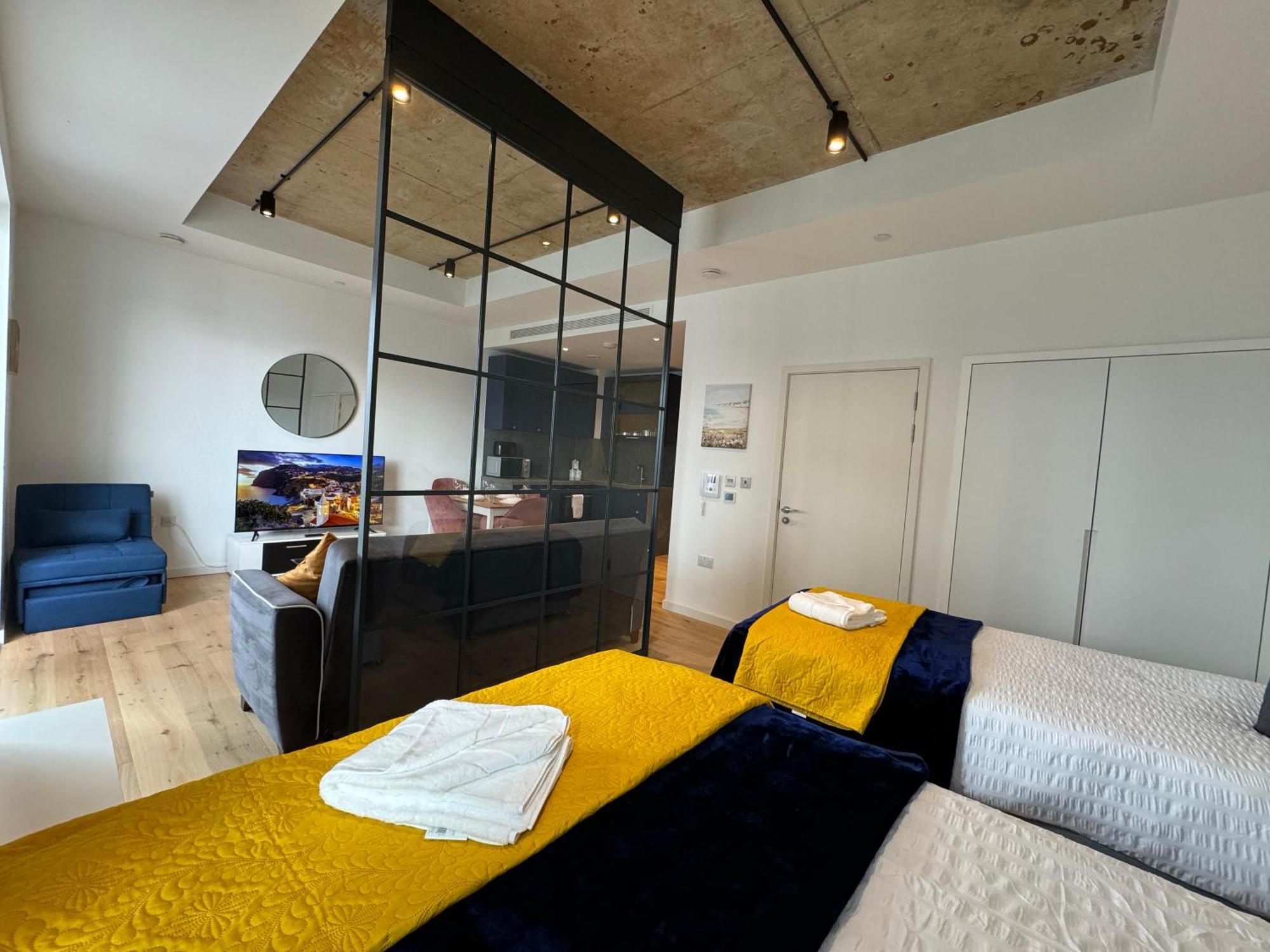 Appartamento London Luxury Flat With Balcony, River View, O2 Arena, Excel, Canary Wharf, Station Esterno foto